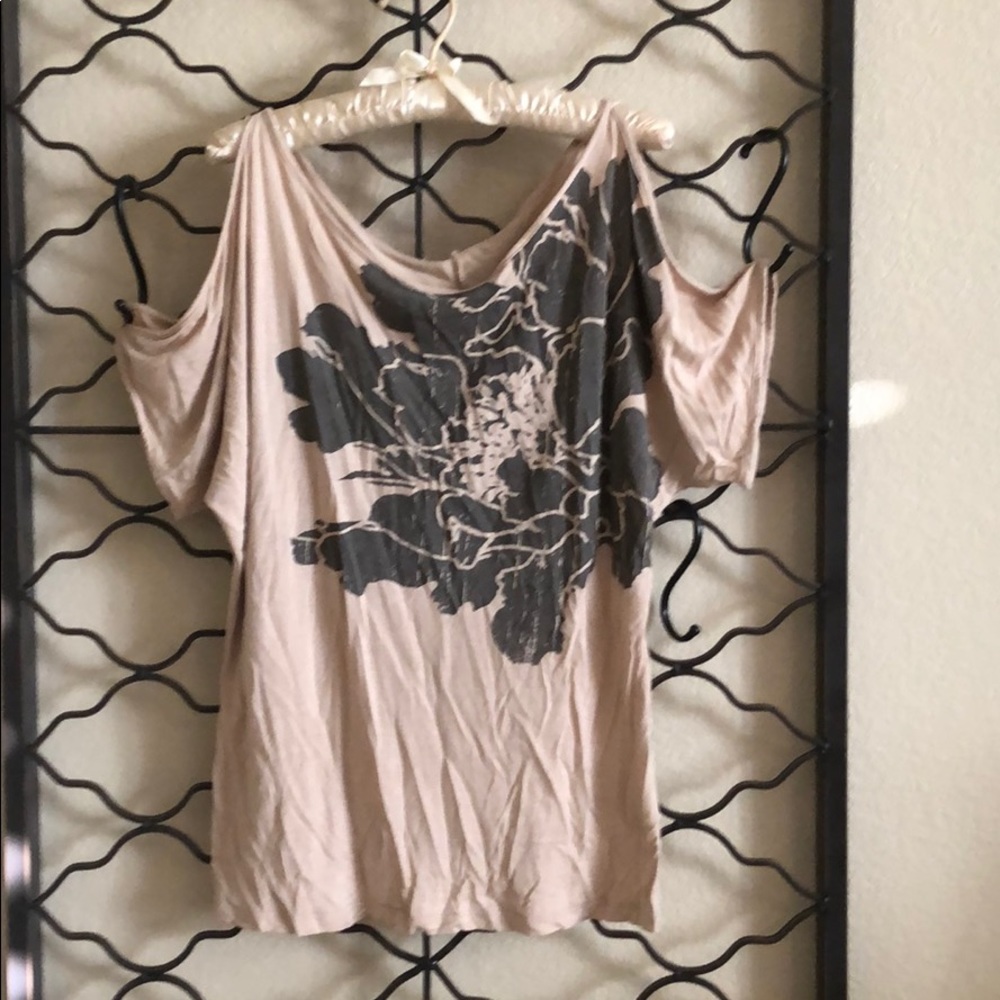 Peek a boo shoulder floral tunic